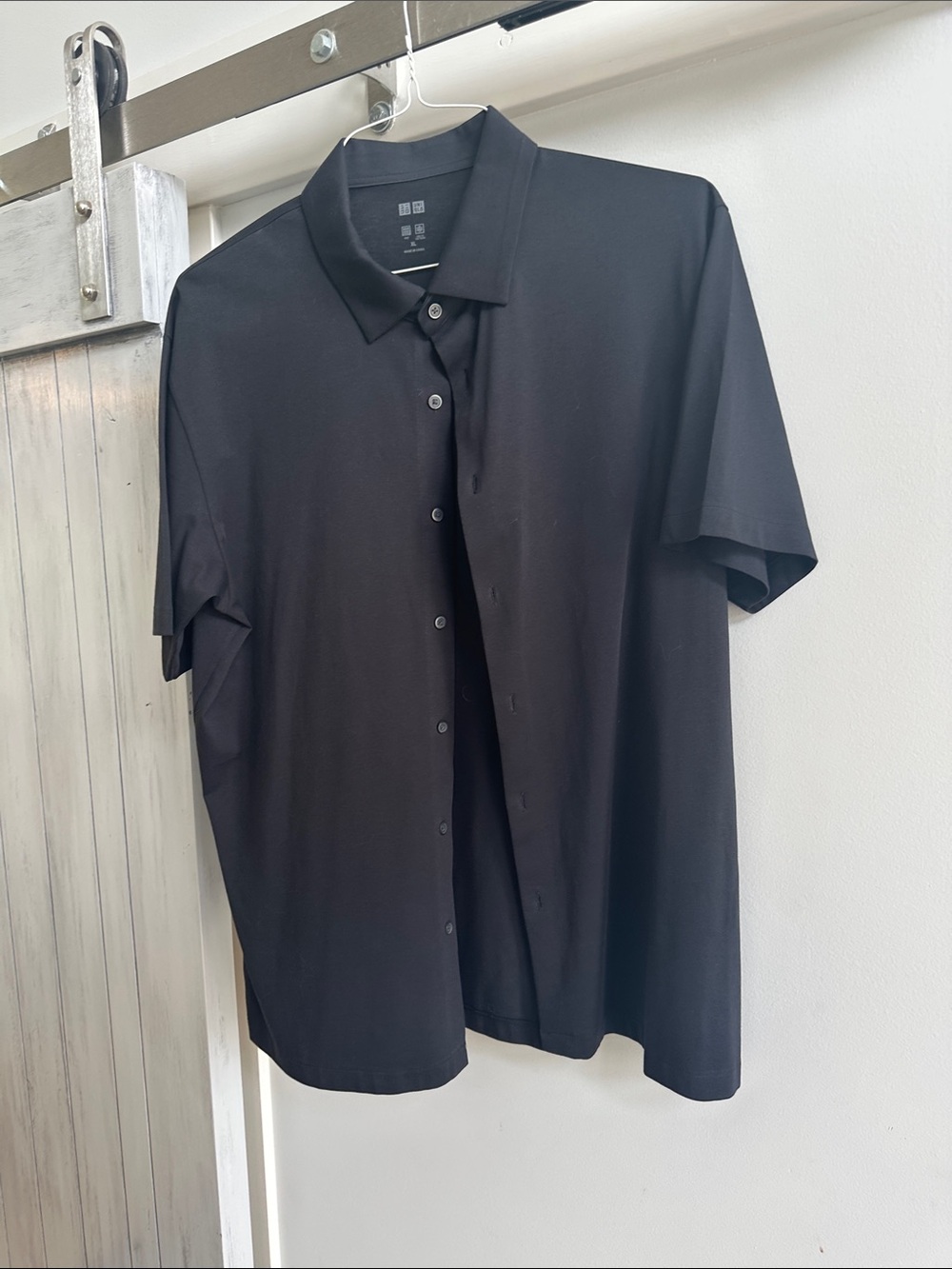 Uniqlo Men’s Black Short-Sleeve Button-up Shirt. Stretch in 73/27 cotton/poly.